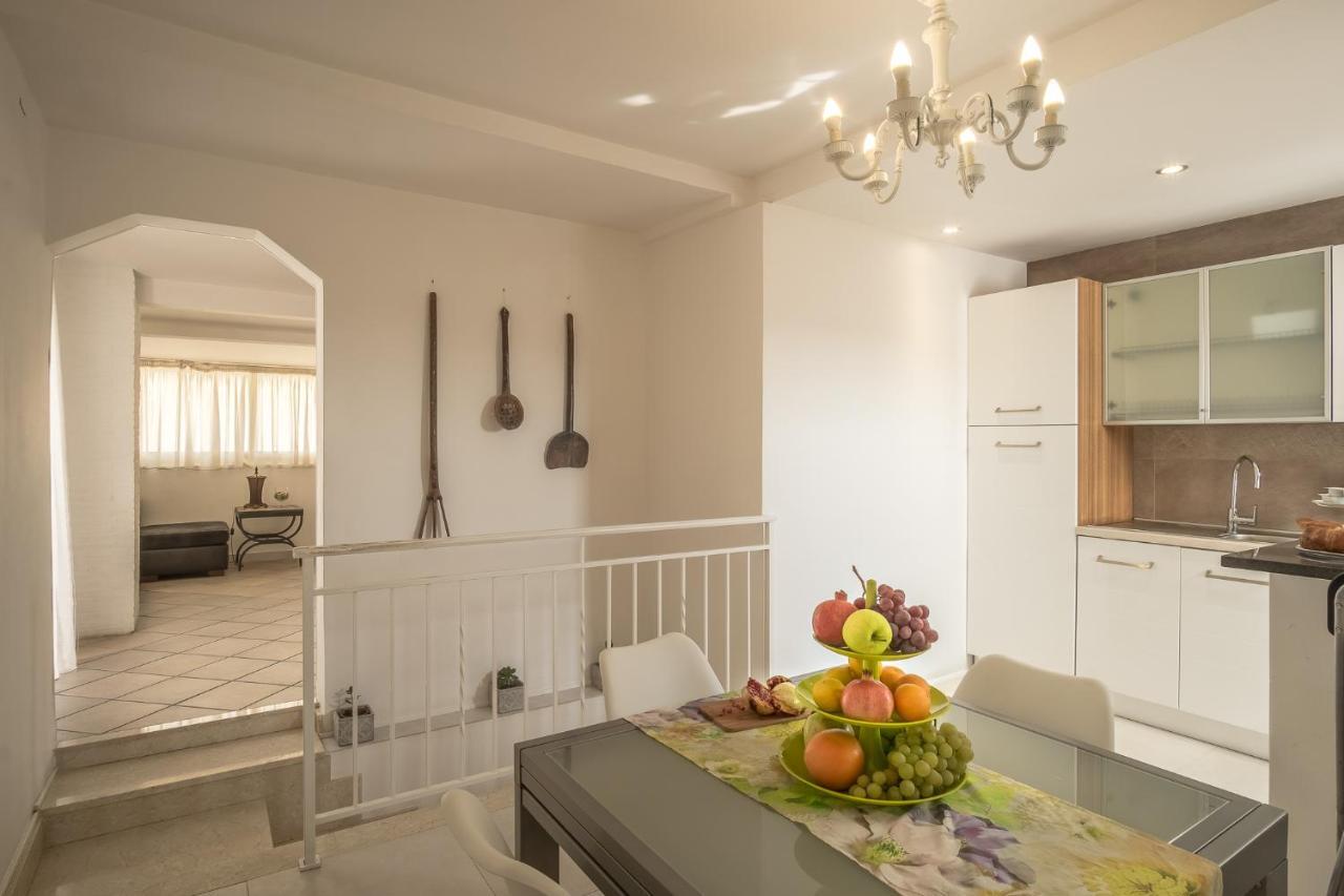 Domus Claudia - *
